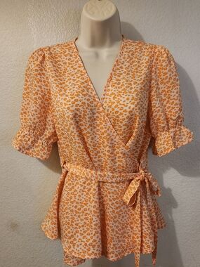 Super cute Vero Moda wrap blouse in a vibrant orange leopard print, Size M 🧡🐆